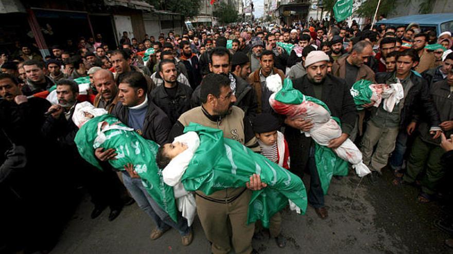 Diverses persones porten als braços els cadàvers dels fills del líder de Hamàs que va morir dijous.
