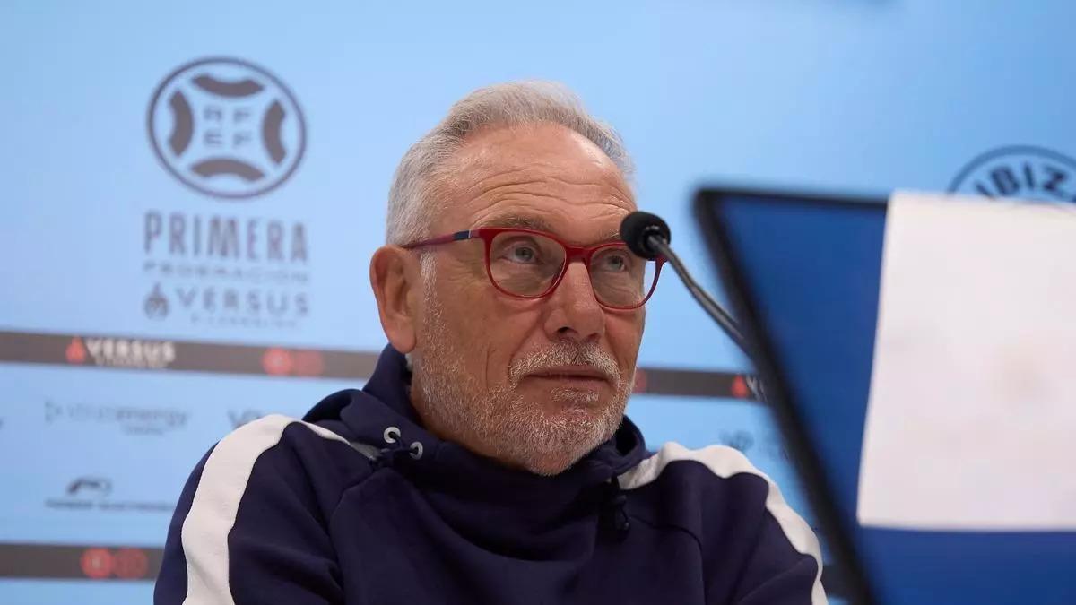 Miguel Álvarez, en una rueda de prensa con la UD Ibiza.