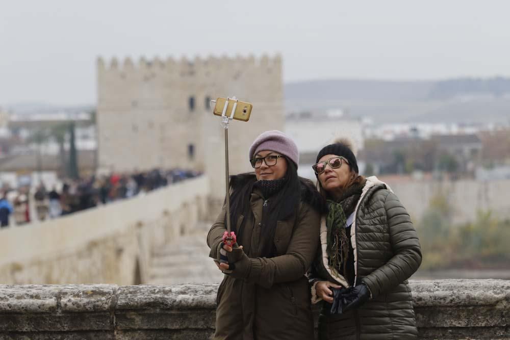 Un puente de selfies y colas