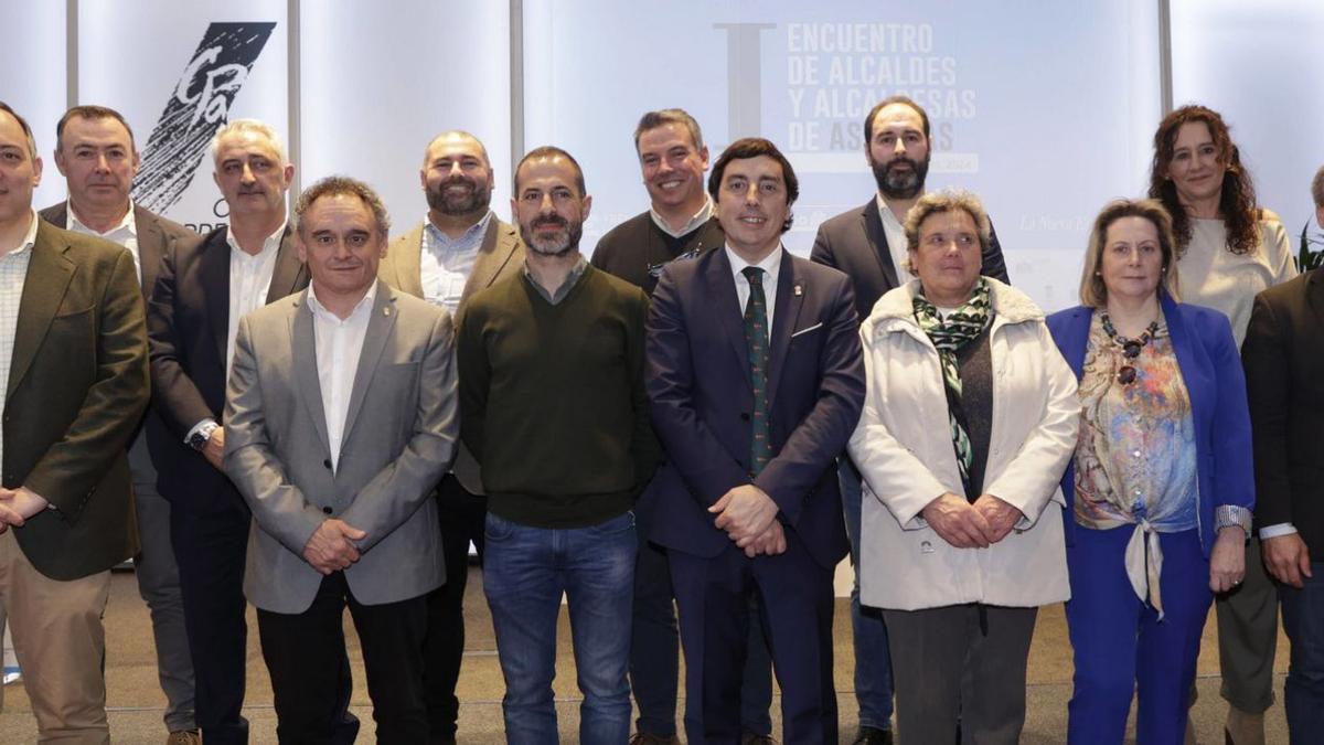 Por la izquierda, Alejandro Vega (Villaviciosa), José Luis Trabanco (Grado), Ángel García (Carreño), Juan Cañal (Nava), Saúl Bastián (Sariego), Ángel García (Siero), Fernando Figaredo (Proaza), Gerardo Sanz (Llanera), David Álvarez (Pravia), María Díaz (Yernes y Tameza), Elvira Menéndez (Santo Adriano), Marta Menéndez (Candamo) y Gerardo Fabián (Llanera).