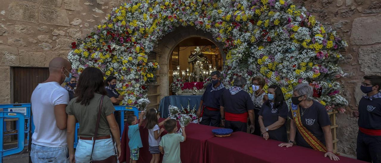 Decenas de fieles acudieron ayer al Castillo de Santa Pola para visitar a la Virgen de Loreto.