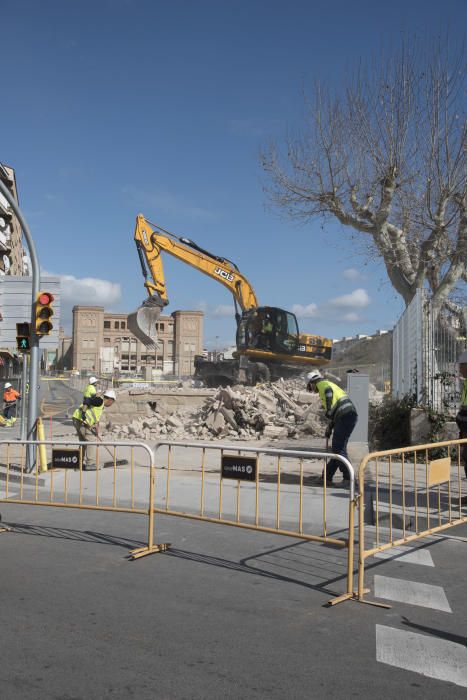 Adeu a l'estació elèctrica que encotillava les obres de la Fàbrica Nova