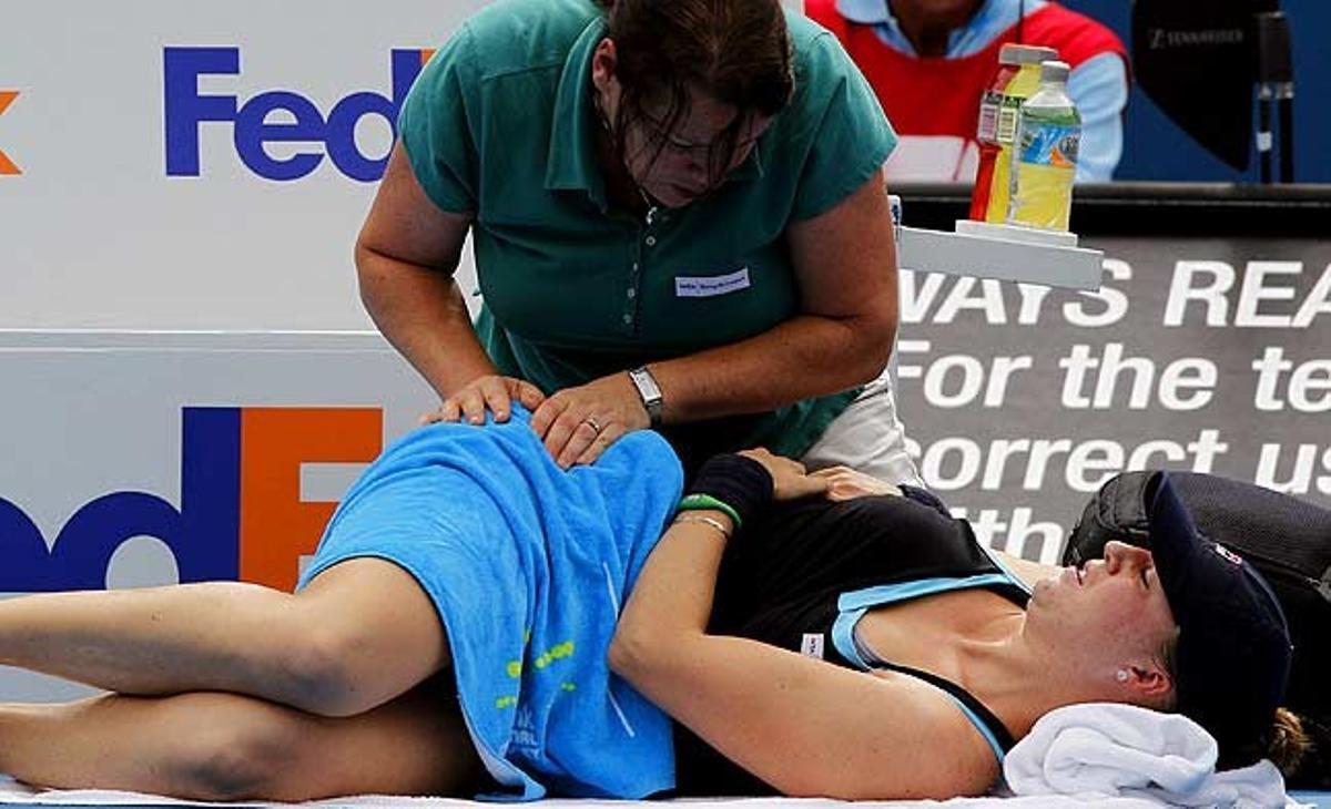 La russa Alissa Kleibanova segueix un tractament mèdic durant el partit de semifinals contra la belga Kim Clijsters, en el Torneig Internacional Sidney de tennis a Sydney (Austràlia).