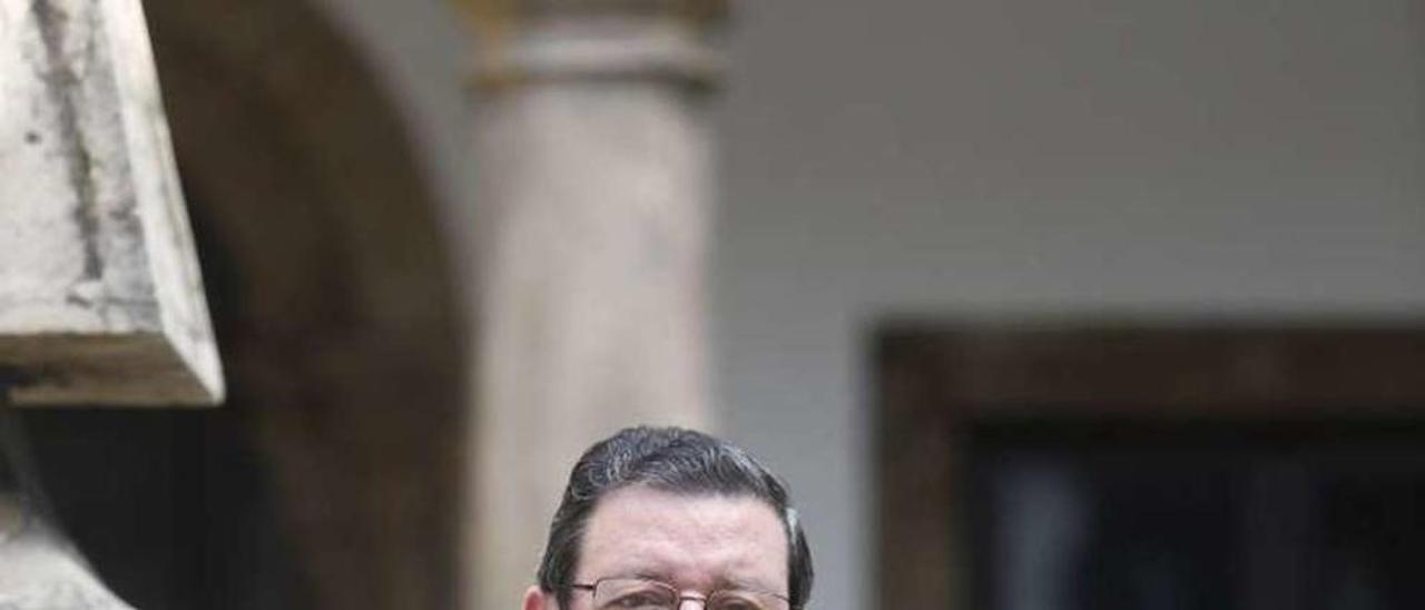 Juan Blanco, en el claustro de San Nicolás de Bari.