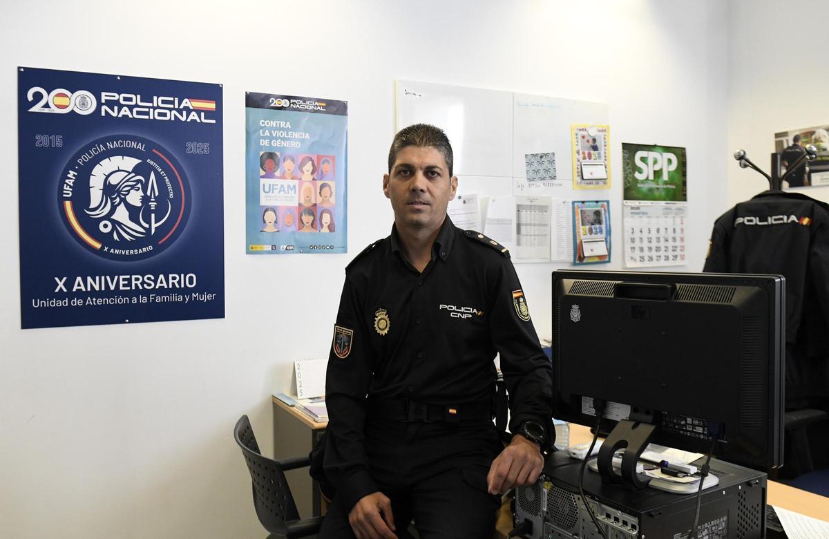 Alfonso de la Cerda, inspector jefe responsable de la UFAM, en la Comisaría de Distrito del Carmen.