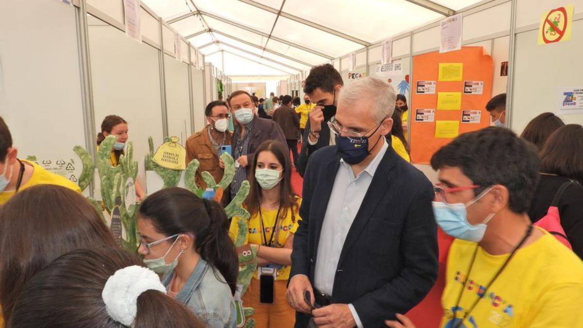 Un conselleiro satisfecho con el talento joven. Orgulloso y muy sorprendido del talento joven, se mostraba ayer el conselleiro de Economía de la Xunta de Galicia, Francisco Conde, durante su visita a la jornada inaugural de Galiciencia, en la que recorriócada pueseto y señaló y departió con curiosidad con los inventores.