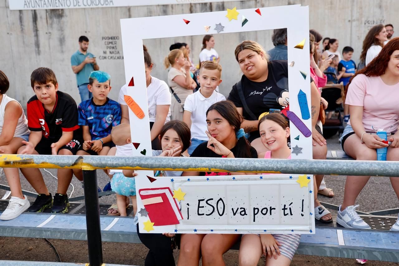 Las Palmeras homenajea a catorce estudiantes
