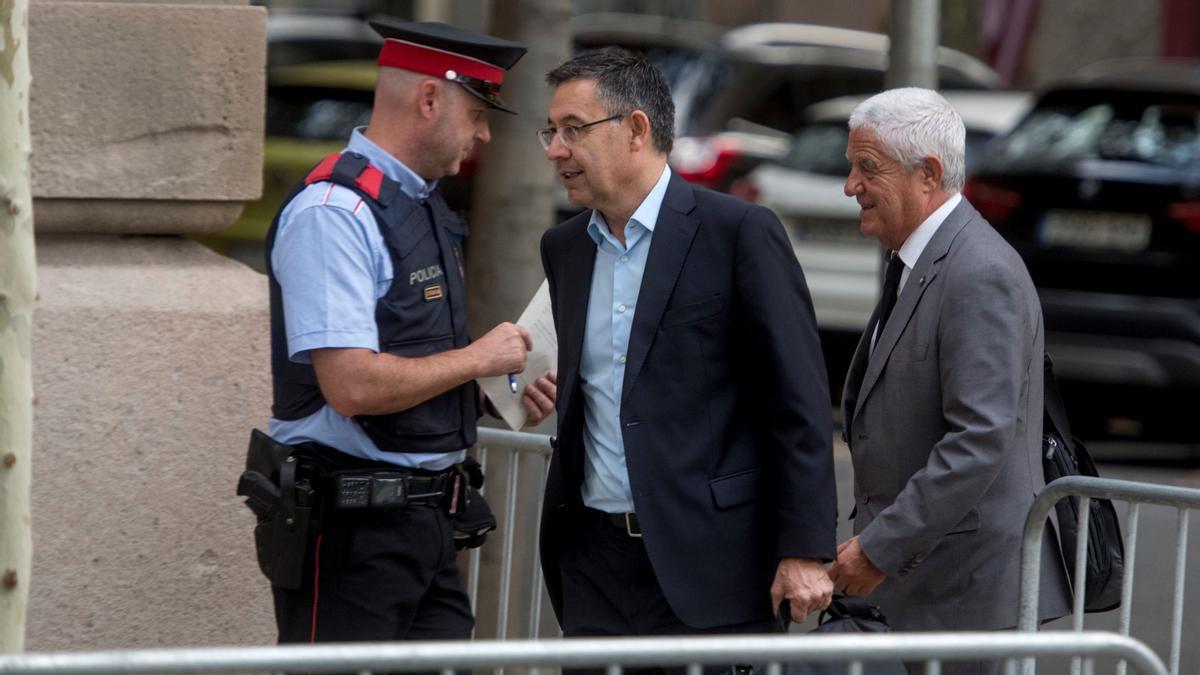 Josep María Bartomeu, a su llegada al TSJC para el juicio, acusado por la empresa DIS, con su abogado José María Fuster-Fabra.