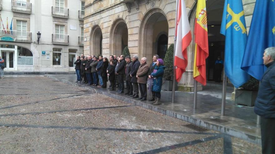 Minuto de silencio por Quini en el Ayuntamiento de Gijón