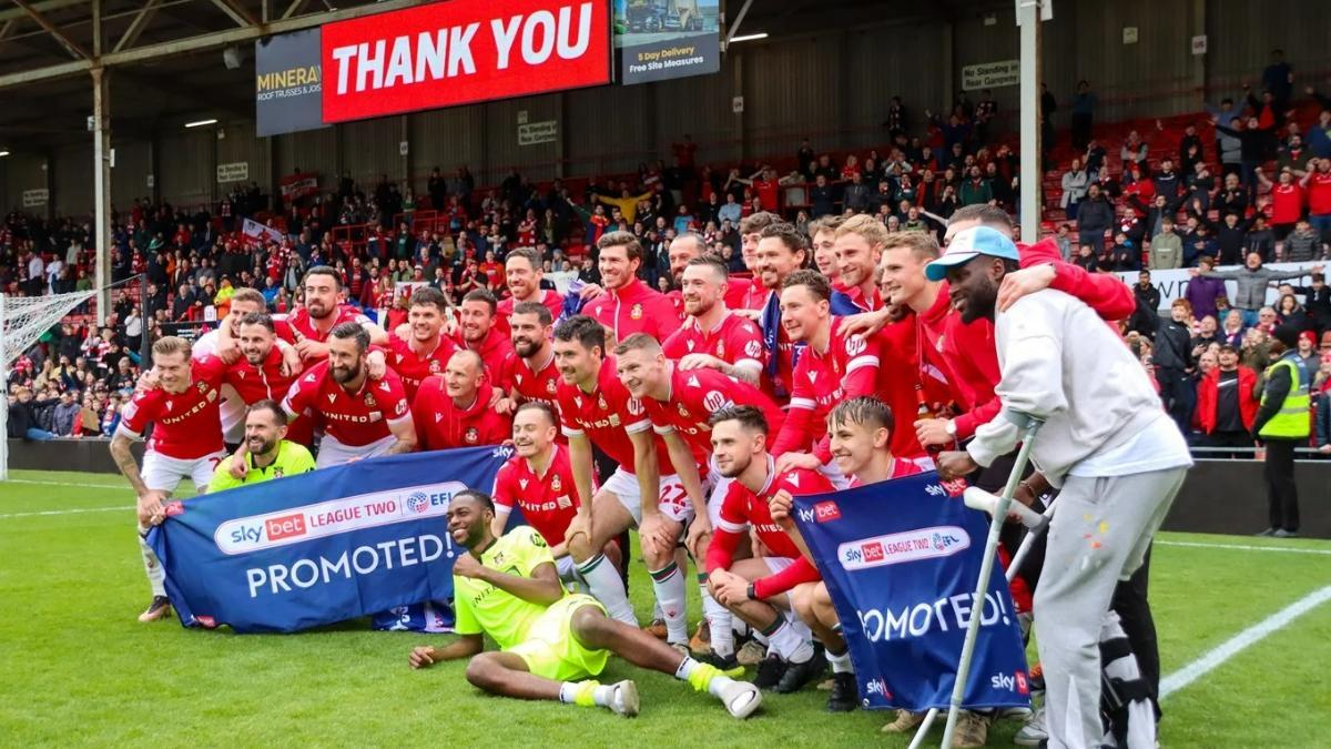 Los jugadores del Wrexham, celebrando el ascenso a League One