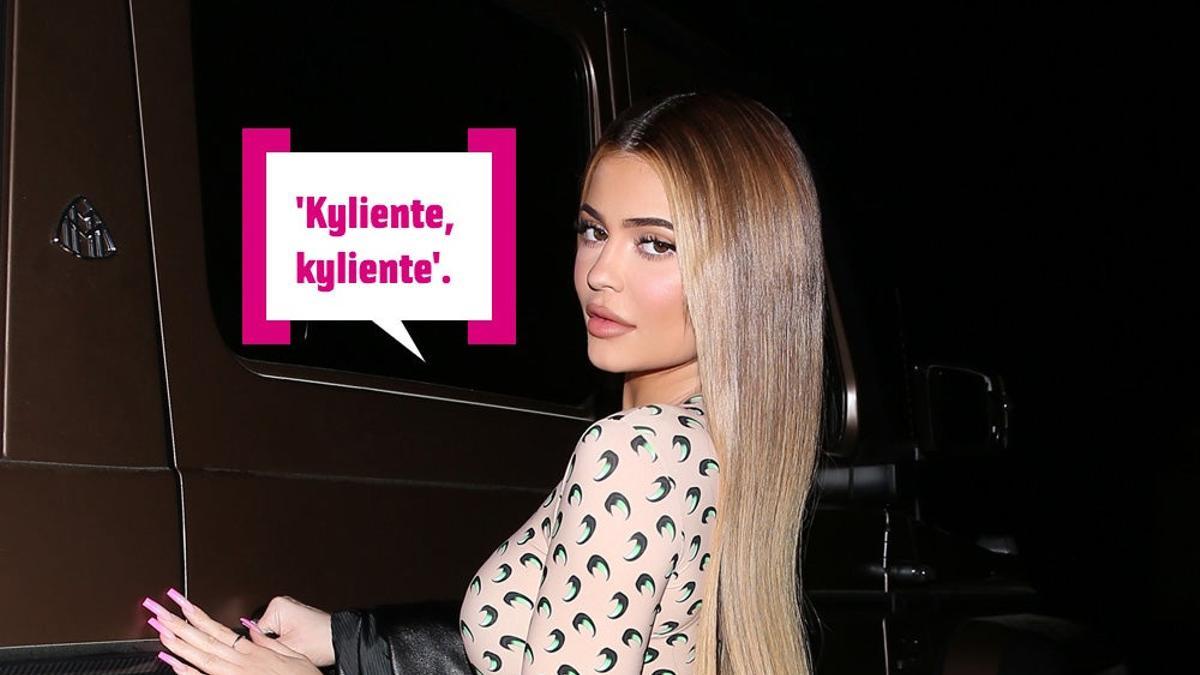 Kylie Jenner entrando en el coche