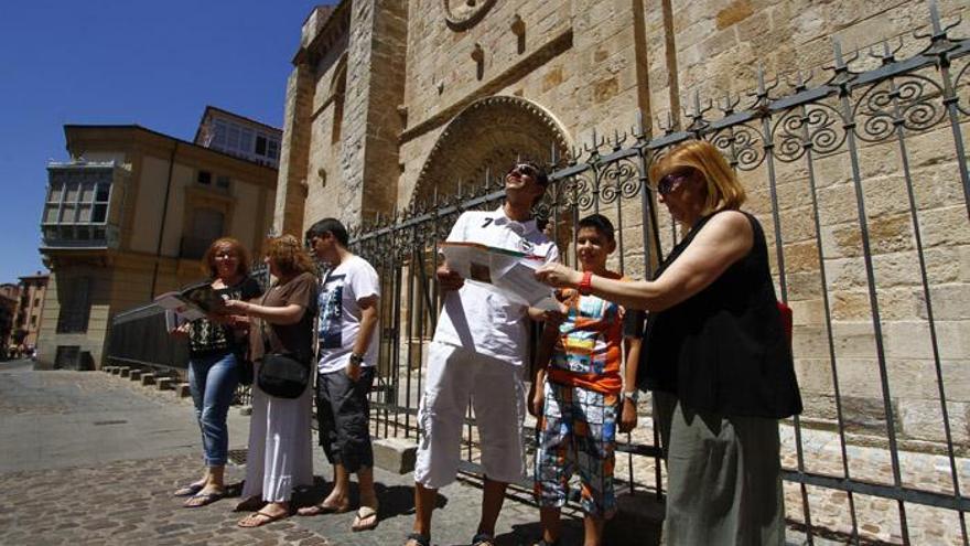 Un grupo de turistas en el casco antiguo de Zamora.