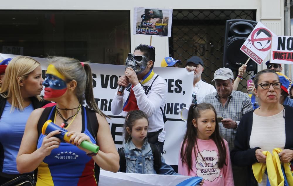 "Venezuela está luchando por su libertad" ha sido una de las consignas que se han leído esta mañana por los pensionistas venezolanos en Vigo.