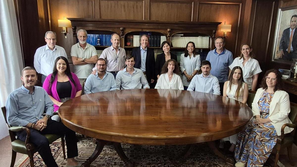 Los ocho alumnos que han aprobado la oposición (sentados), junto a varios miembros de la junta directiva del Colegio de Notarios de la Región de Murcia.