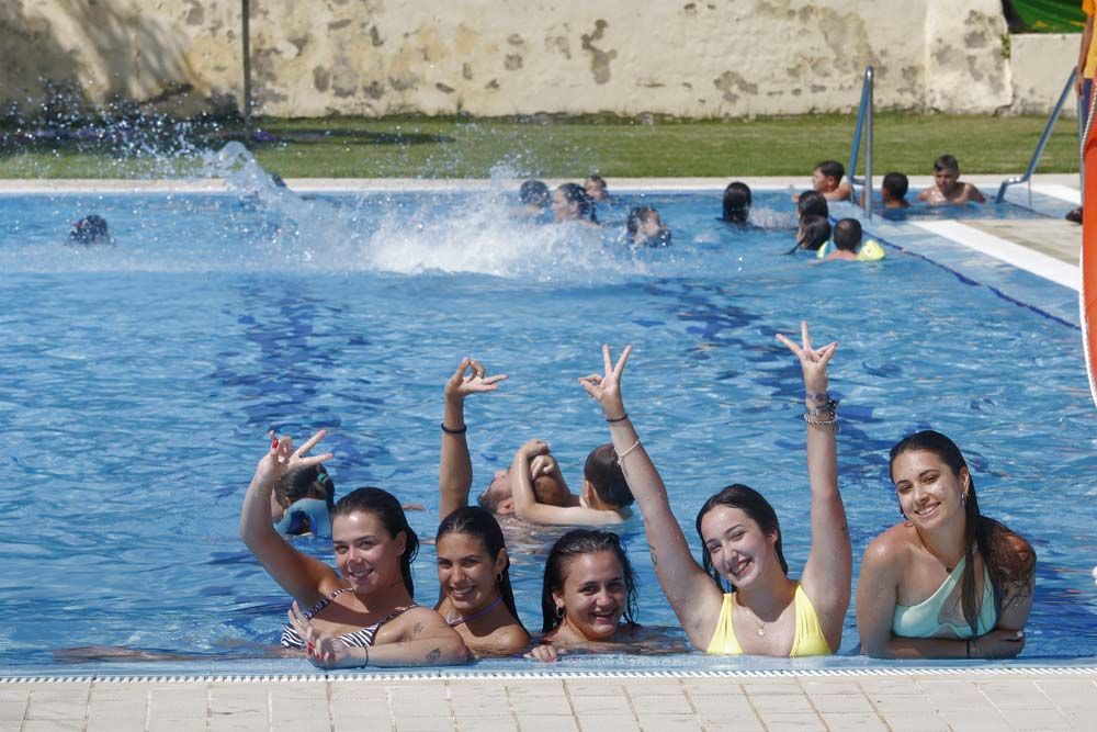 Apertura de la temporada de baños en la piscina de la calle Torremolinos