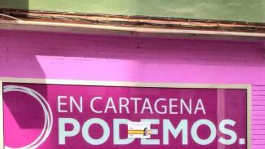 Así amaneció la sede de la formación morada.