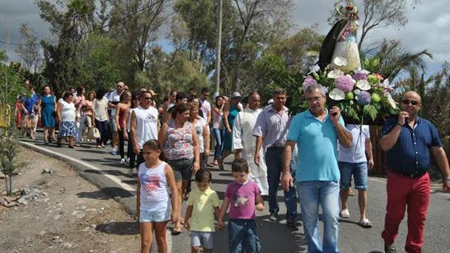 Vecinos de Lomo Galeón en la procesión de la Virgen del Pilar.