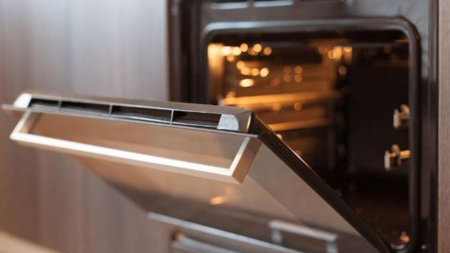 Este es el motivo por el que no debes guardar las sartenes en el horno