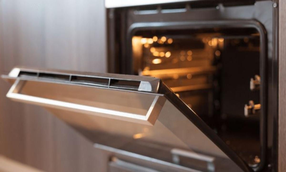Este es el motivo por el que no debes guardar las sartenes en el horno