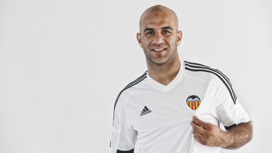 Abdennour posa con la camiseta del Valencia CF.
