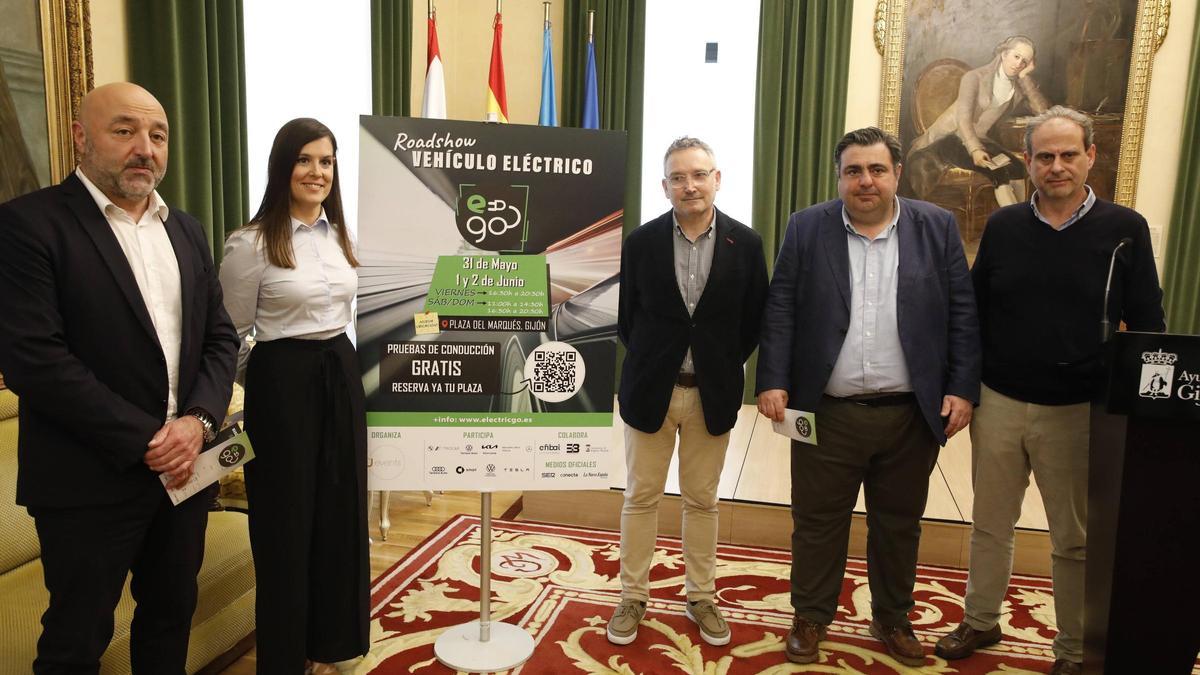 Por la izquierda, Guzmán Pendás, Patricia Baragaño, Gilberto Villoria, Pelayo Barcia y Tino Vaquero, durante la presentación.