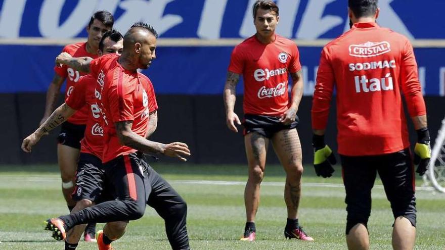 Arturo Vidal golpea el balón en un entrenamiento de la selección chilena. // Mauricio Dueñas Castañeda