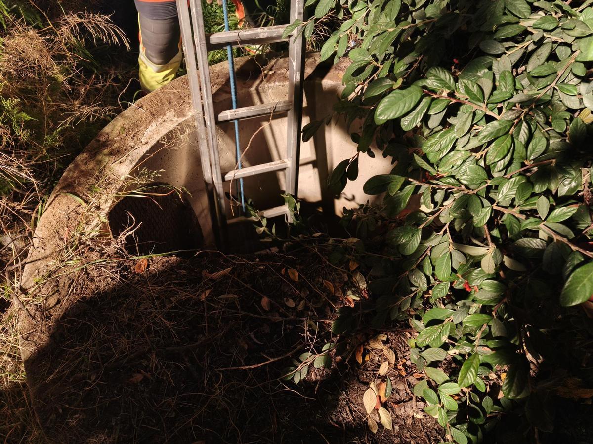 Foso de alcantarillado de aproximadamente cuatro metros de profundidad.