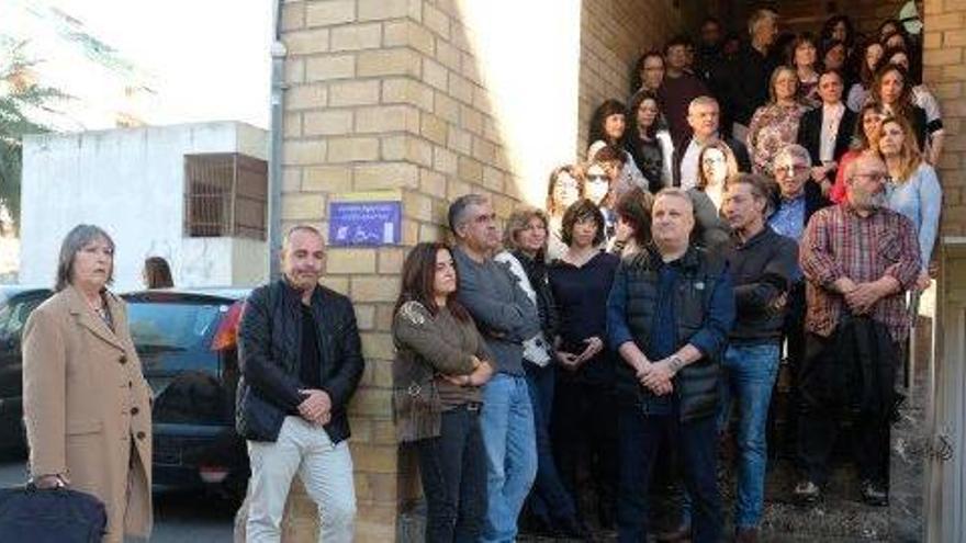 Los funcionarios durante el minuto de silencio en la entrada de los juzgados.