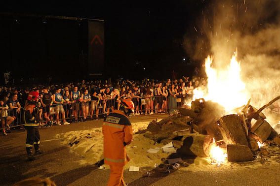 Cientos de zamoranos se reúnen en torno al fuego y