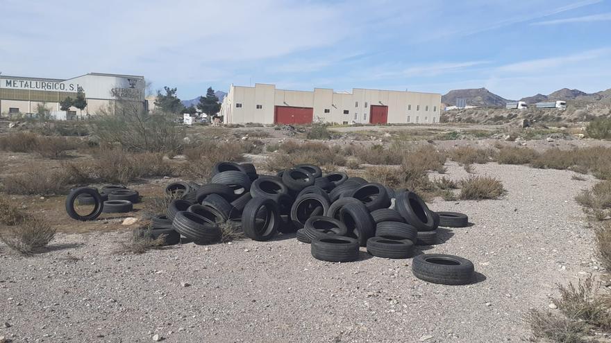 Investigan el vertido ilegal de neumáticos en una rambla de La Hoya en Lorca