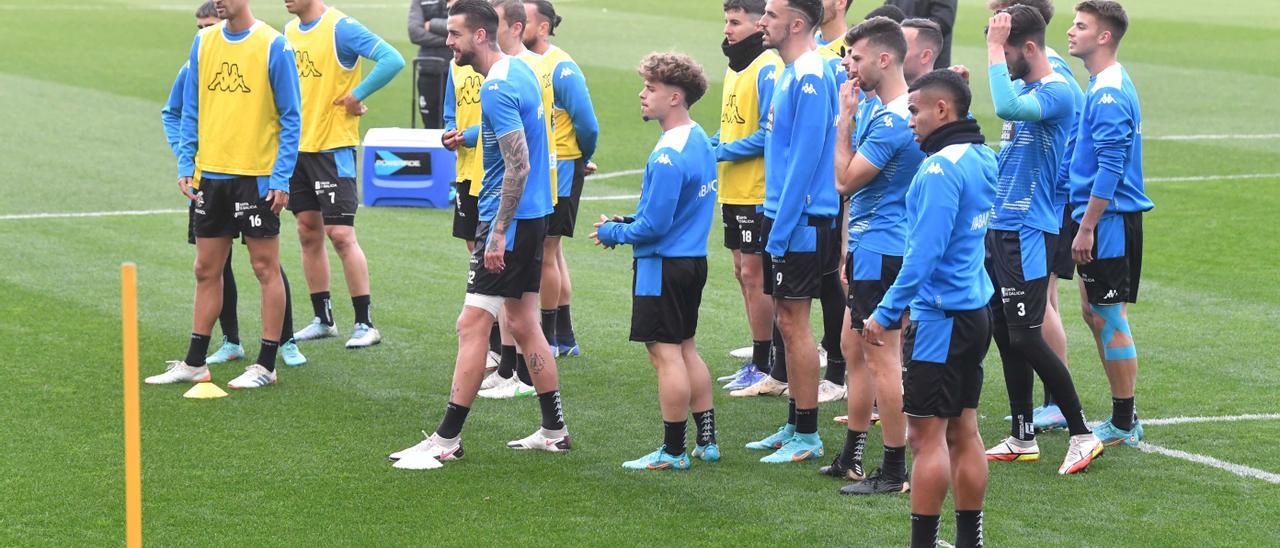 Los jugadores del Deportivo, ayer en Riazor