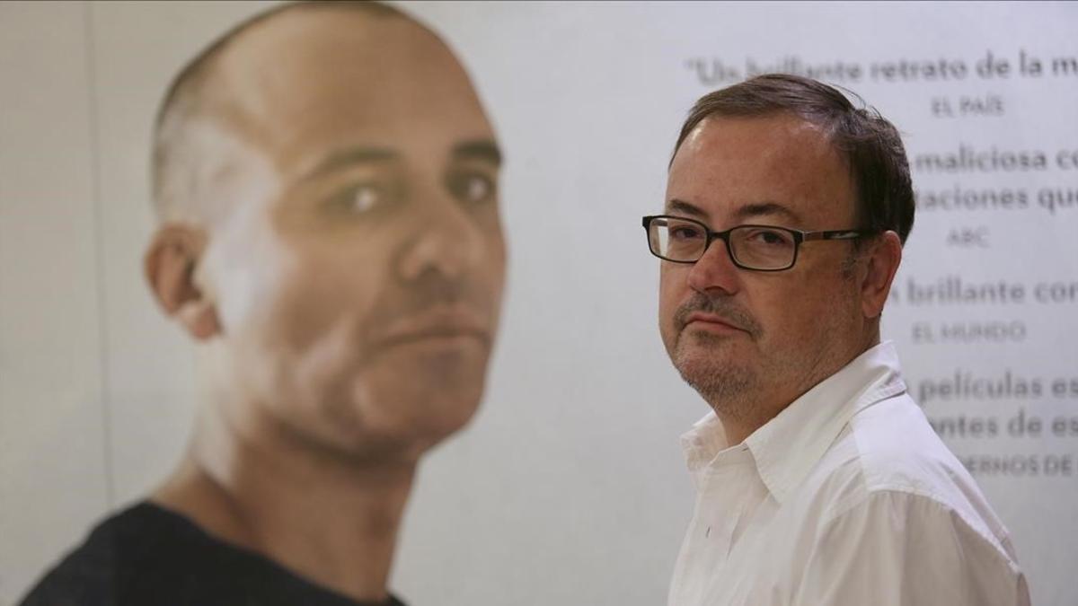Manuel Martín Cuenca posa frente a un retrato de Javier Gutiérrez, protagonista de 'El autor'.