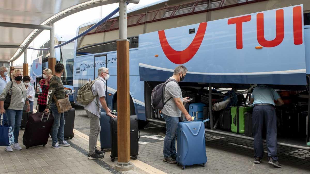 Turistas ingleses se disponen a subir a un autocar de Tui