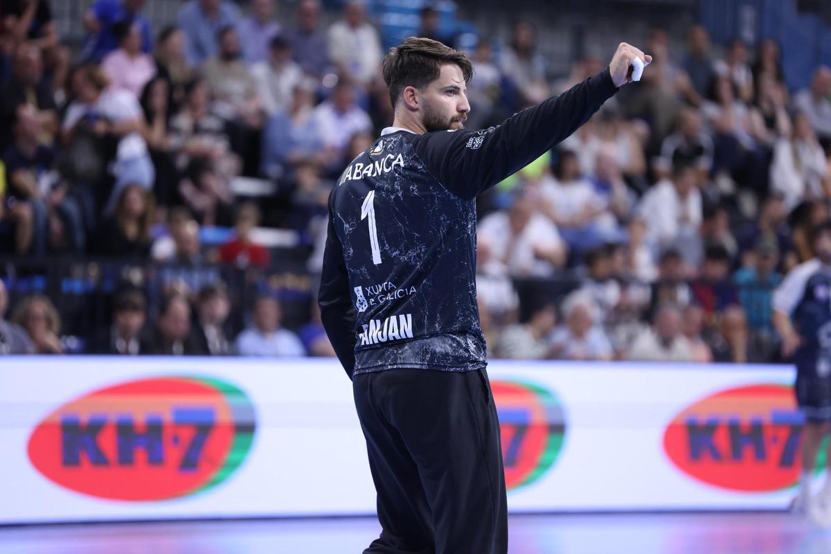 Ivan Panjan celebra una de sus paradas en el encuentro de esta tarde.