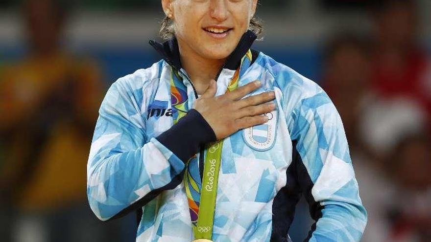 Paula Pareto, tras colgarse la medalla de oro olímpica. // Orlando Barria