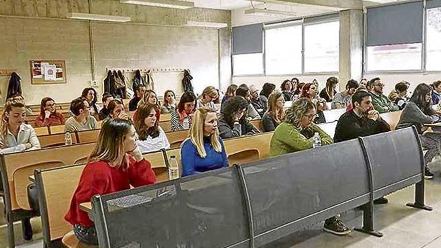 Opositores durante una prueba en la UIB.