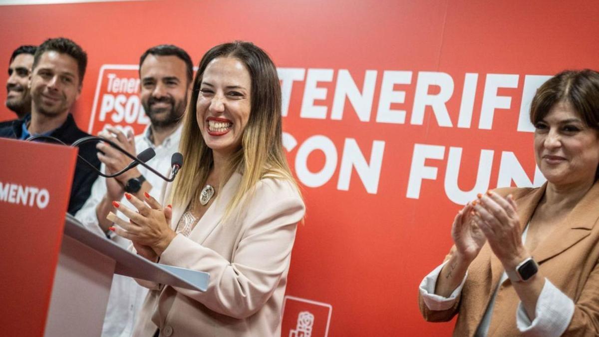 Patricia Hernández celebra la victoria del PSOE por primera vez en Santa Cruz de Tenerife. | | ANDRÉS GUTIÉRREZ