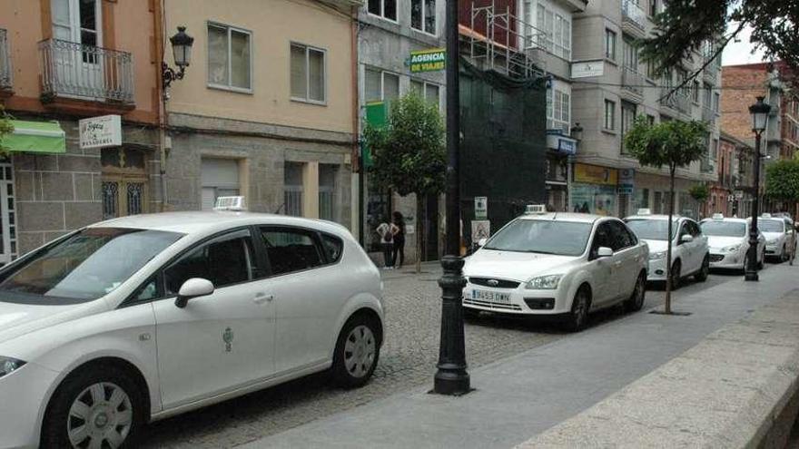 Parada de taxi en la calle Rogelio Groba, en el casco urbano de Ponteareas. // D. P.