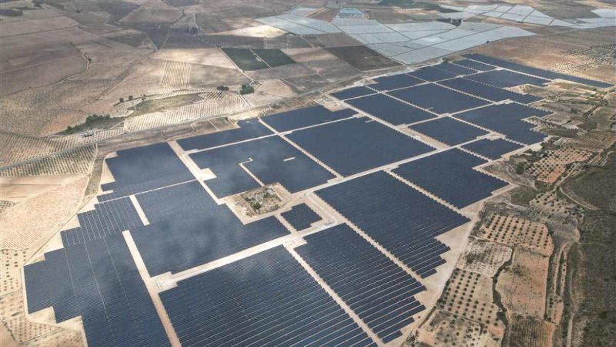 España afronta un parón de nuevos proyectos de renovables por el caos de los precios de la luz y el portazo de los bancos