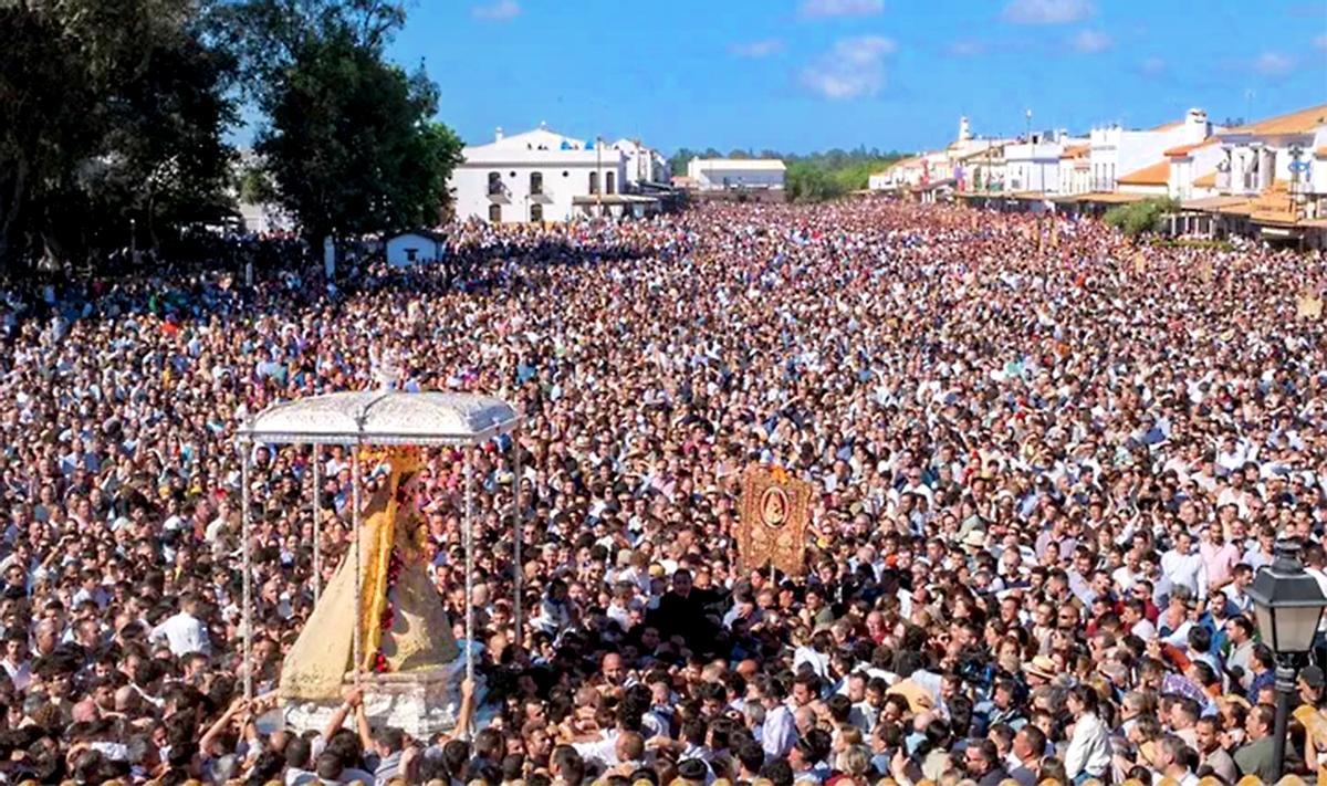 La Virgen del Rocío en procesión por las calles de la aldea en una imagen de archivo.