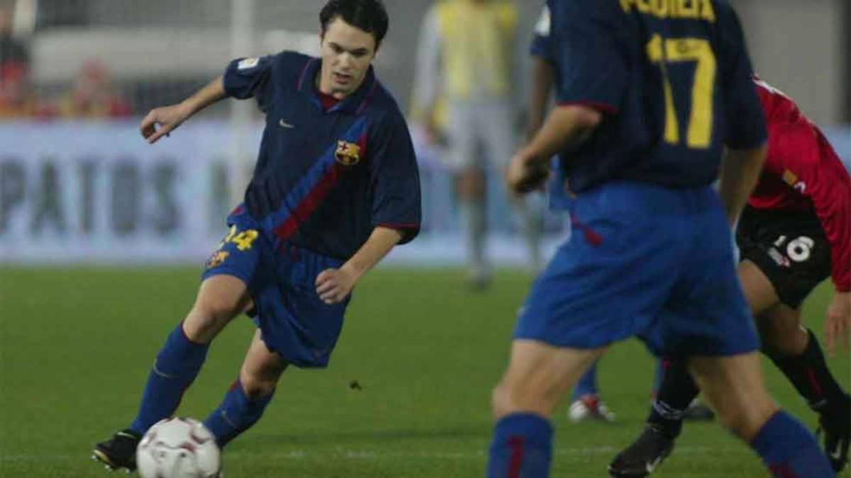 Un joven Iniesta el día de su debut en Liga, en Son Moix. Fue titular y ganó el FC Barcelona al Mallorca (0-4)