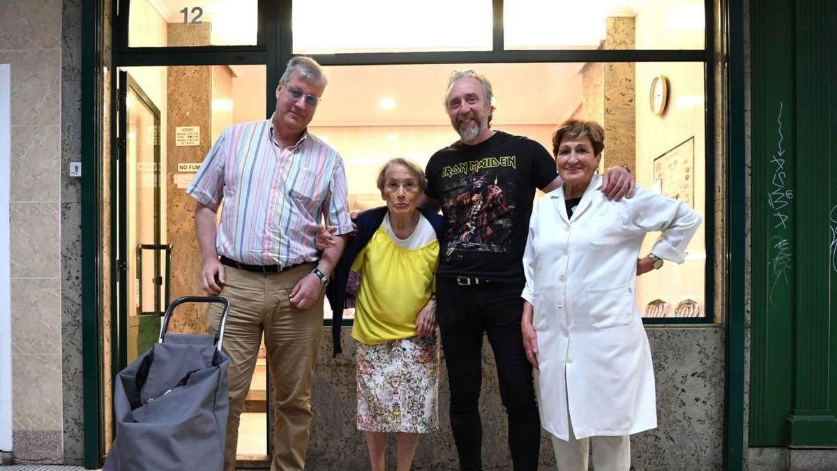 Antonio y Petra, dos clientes habituales del pasadizo, con Paco y Ofelia. | Carlos Pardellas