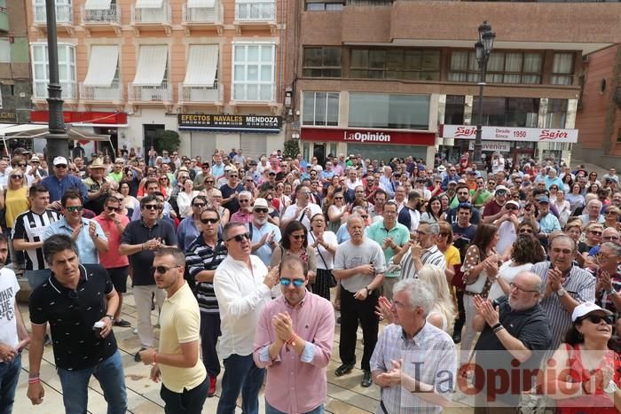 Cientos de personas protestan frente al Ayuntamiento de Cartagena por el pacto entre PP, PSOE y Cs