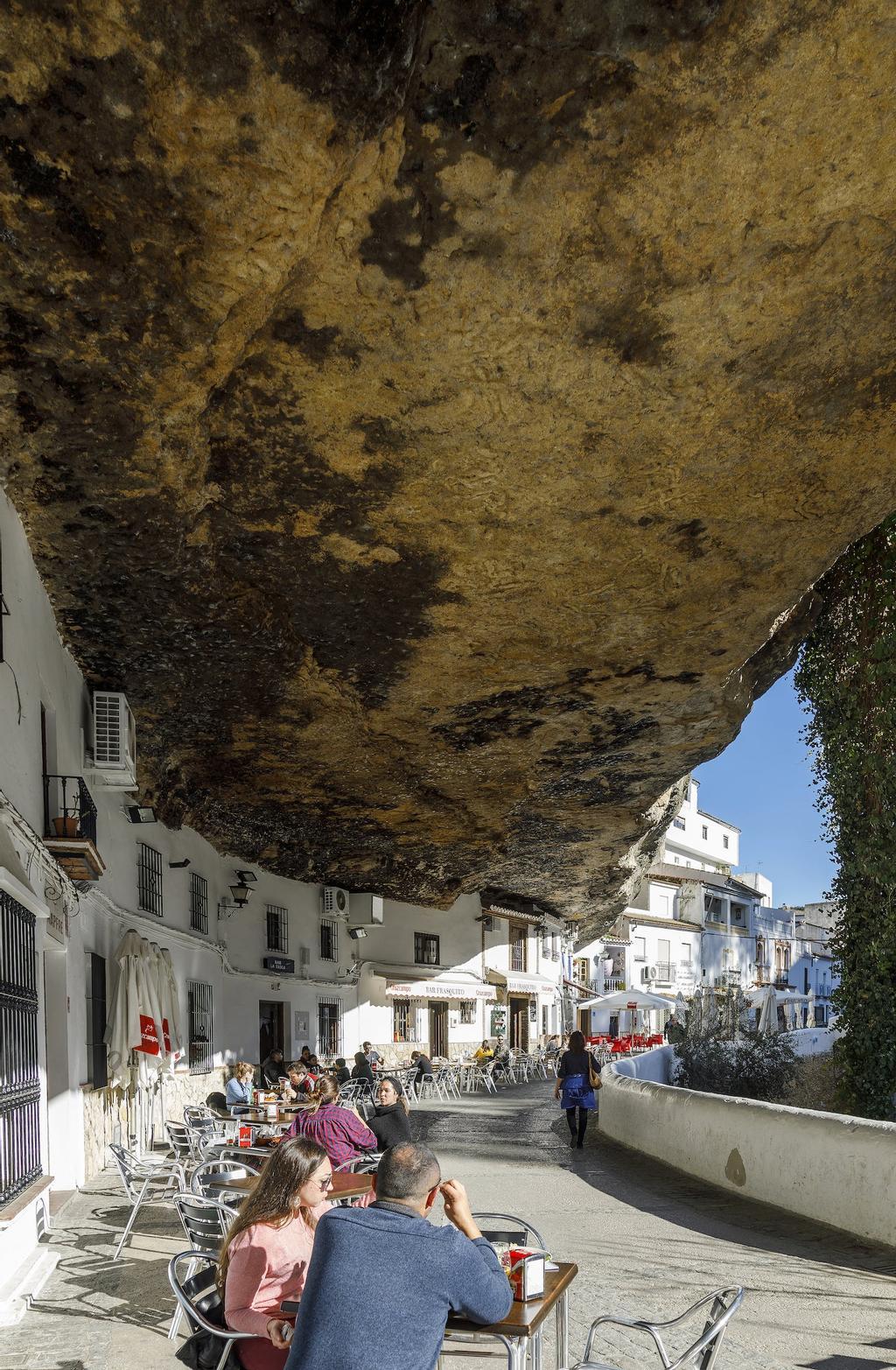 Setenil de las Bodegas, con sus casas encastradas en la roca, es uno de los pueblos blancos más visitados.