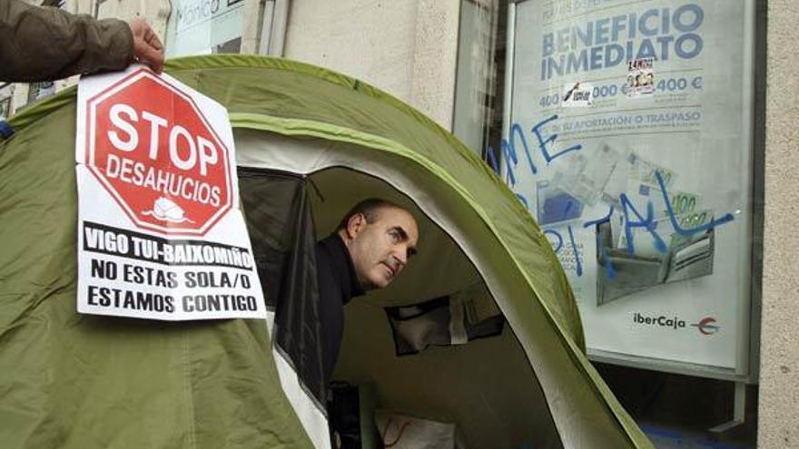 Ricardo Barcia abandona la acampada iniciada hoy ante la oficina de Ibercaja en Vigo