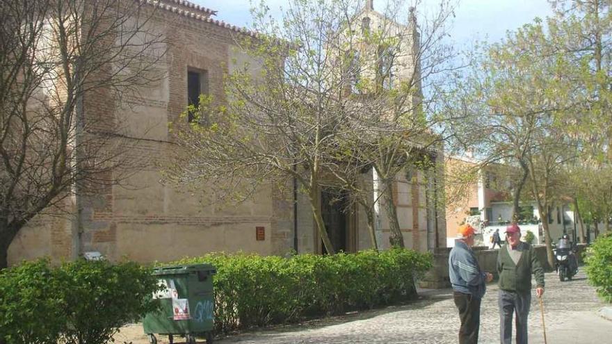 Dos vecinos conversan junto a la ermita de la Virgen del Canto, patrona de Toro y su alfoz. Foto