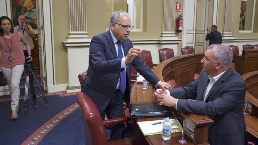 Casimiro Curbelo y Luis Campos en una sesión del Parlamento