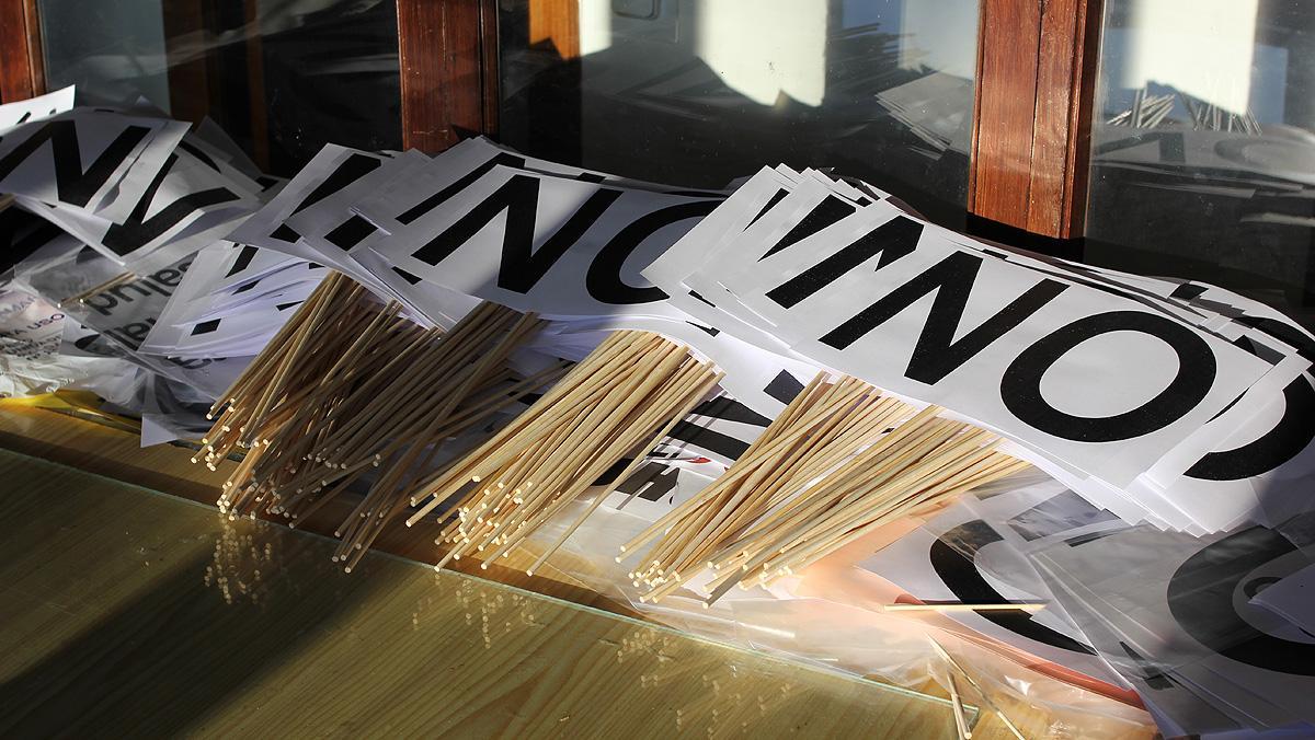 Pancartas en la vivienda de Martín, listas para repartir en la próxima manifestación.