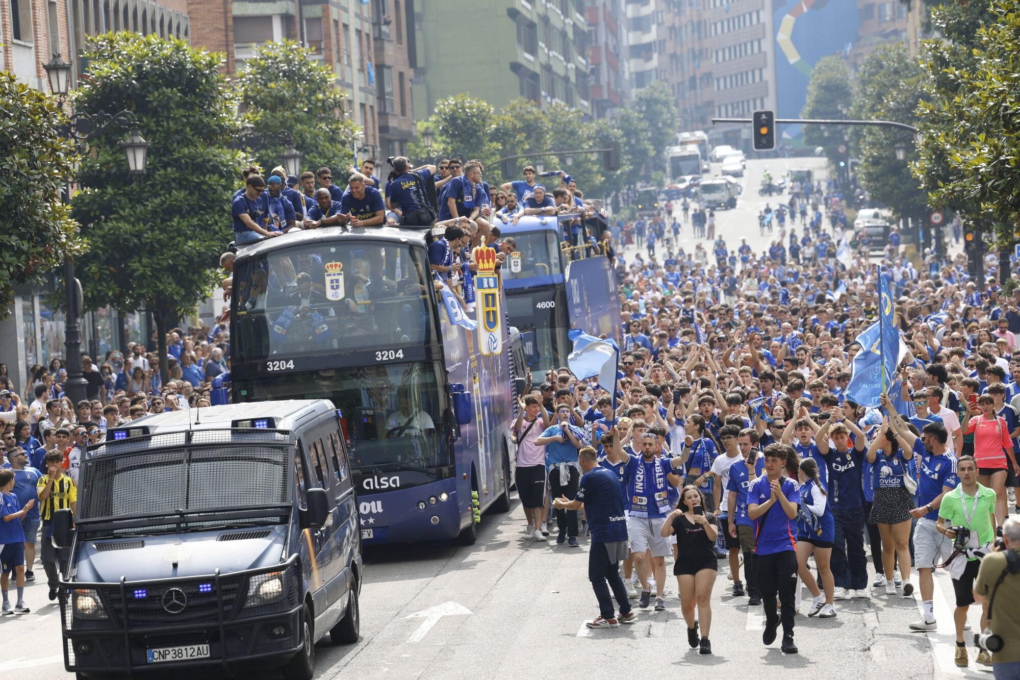Locura azul en las calles de Oviedo para celebrar el ascenso del equipo a Primera División