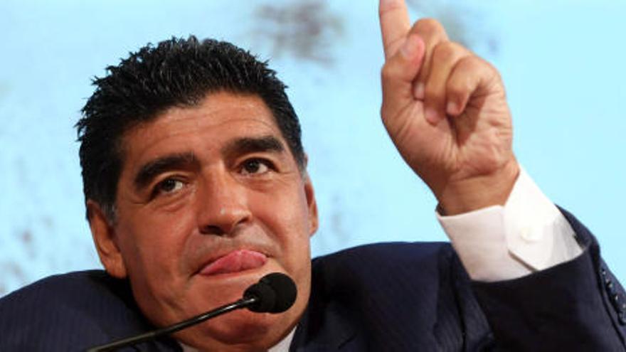 Anuncian por Twitter la contratación de Maradona como técnico